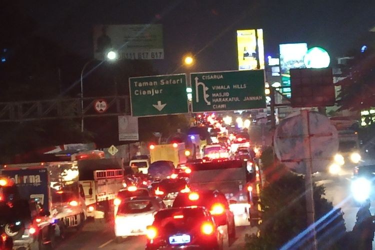 Jalur_Puncak_Padat,_Pengguna_Tujuan_Bogor_Diimbau_ke_Jalan_Alternatif.jpg
