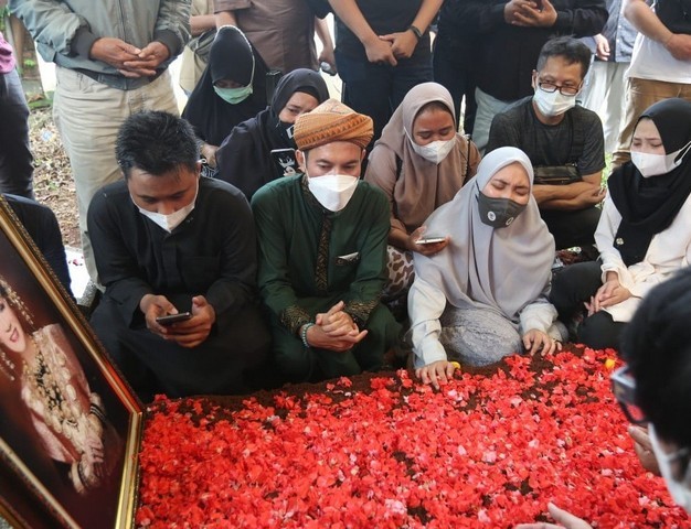 Jenazah_Dorce_Gamalama_Disholatkan_Sebagai_Laki-Laki.jpg