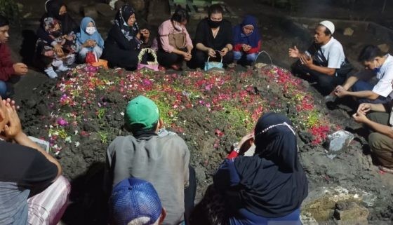 Kecelakaan_Tol_Sumo,_Satu_Keluarga_Korban_Dimakamkan_dalam_Satu_Liang_Lahat.jpg