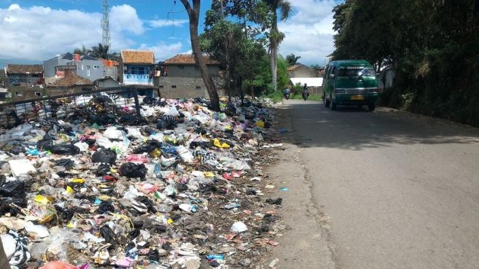 Tumpukan_Sampah_Menumpuk_di_Soreang.jpg